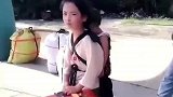 七岁女孩背着弟弟坐火车返乡学习
