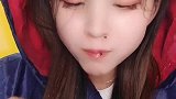 雨衣妹吃爆杯冰猛劲
