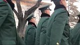 天安门广场上遇见的一队武警战士，个个昂首挺胸，步伐整齐帅气