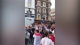 小组第二出线超兴奋 英格兰街头球迷欢庆
