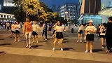 成都这个男子要上天了，把广场舞跳的女人都嫉妒，这舞姿太震撼了