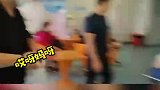 女子顺产后大步潇洒走出产房，惊呆在外等候的家人
