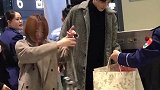 实拍机场偶遇高伟光，这个姑娘也太幸运了，男神人真好