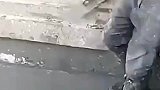 泥工师傅高估了自己，下一秒重重摔在水泥地上