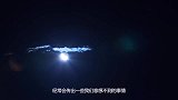 河里漂浮着巨大龟壳，小伙好奇翻过来后，不淡定了