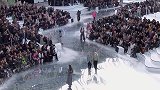 时尚走秀：上身服装设计太完美，模特自信走秀(4)