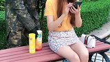 小姐姐被雕像整蛊了