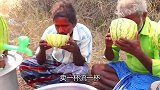 印度人是如何做西瓜汁的，在西瓜上扣个洞，卖一杯流一杯！
