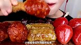 美女吃爆辣鸡腿，搭配蜂巢蜜简直是绝配，吃相馋人太诱人了