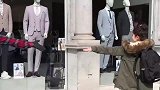 男子在路边伪装假人恶搞路人，就不怕被打吗