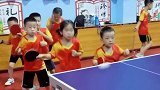 六个小神童循环打乒乓球，动作敏捷配合十分默契，接球速度也是快