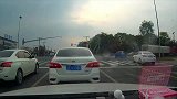 行车记录仪说了多少次一定要远离女司机，喇叭声显得无能又无奈