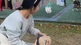 小姐姐帮学长捡球，看学长都快感动哭了