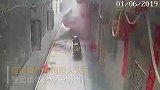 广东一民居发生煤气爆炸喷出火团 墙体被炸坍塌