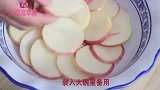 苹果里加2个鸡蛋，不用炸不用烤，一次做5个，分分钟就被抢光光