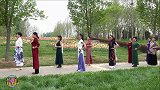 玲珑广场舞《恨在今天再相遇》，小红领舞，风景如画，美人如花！