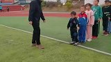 武术老师教留守儿童学武术，训练成果明显醉拳再现