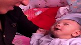不愧是爸爸小棉袄，父女俩叽叽歪歪不知道说的啥！