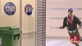 国外恶搞：警察追男子，男子钻进了垃圾桶，路人把警察误导了！