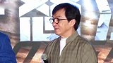 大哥老了！成龙腰伤复发仍坚持工作 走路一瘸一拐
