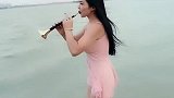 姑娘用唢呐吹首《舞女泪》，十分动感，比唱的还好听