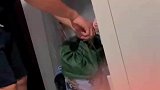 兵哥哥退伍回家后，给妻子献宝，结果从包里掏出个大黄盆