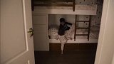 萌娃跟哥哥道晚安后，紧接着做出这“怪异”行为，妈妈无语