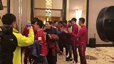 上港举行球迷年会 球员送惊喜挨个跟球迷击掌庆祝