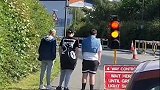 英国：爆笑时刻！三名青少年在人行道上等红灯后继续行走
