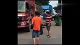 嚣张男狂砸大货车躺地上碰瓷，大货司机彻底愤怒踩下了油门！