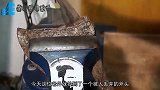 男子捡到一把生锈的斧头，经过3小时打磨后，才发现自己走运了！