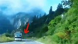 小车遇两大车逆行，差点就遭殃了