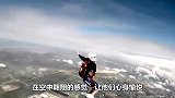 男子跳伞时，迎面飞来两只老鹰，男子惨遭它们袭击！