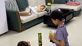 爷俩调皮，结果我被教训了…
