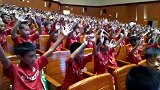 够狠！球迷文化从娃娃抓起 大礼堂学习助威这是头一次见