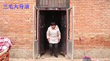 儿女回家给母亲祝寿，给完钱就开始玩手机，母亲的话心酸