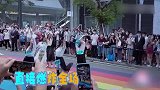 张艺凡街头跳舞整个人都在发光，一个舞步燃炸全场