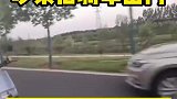 姐弟吵架了，骑车出门取快递