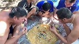 越南兄弟帮吃美味火鸡面，地上挖个坑直接就吃，超满足