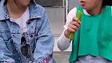 妹妹怎么了看高兴的