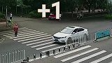 老人过斑马线无人让人行