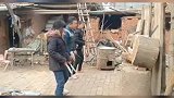 单亲爸爸带两个女儿练习飞刀强身健体，也能养活自己