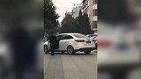 男子倒车入库用手推被嘲喊冤：是倒车档坏了