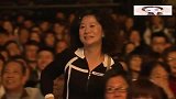 周华健单腿下跪为女歌迷唱《花旦》，歌迷幸福得满脸放光