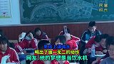 男孩上课喝水，喝出了独一无二的动作