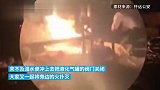 男子烤牛蹄子把家给烧了，民警紧急灭火