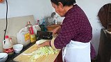 玉米面窝头又甜又喧，配柿子大锅菜，看大妮儿吃相流口水了
