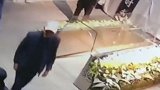 火化错了！殡仪馆烧错老人遗体 子女差点拿错亡父骨灰