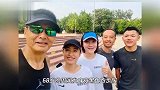 68岁周润发在北京晨跑，对粉丝合影来者不拒，鼓励小朋友坚持锻炼