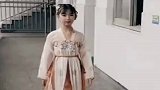 小姑娘穿汉服进教室，班级同学欢呼不停